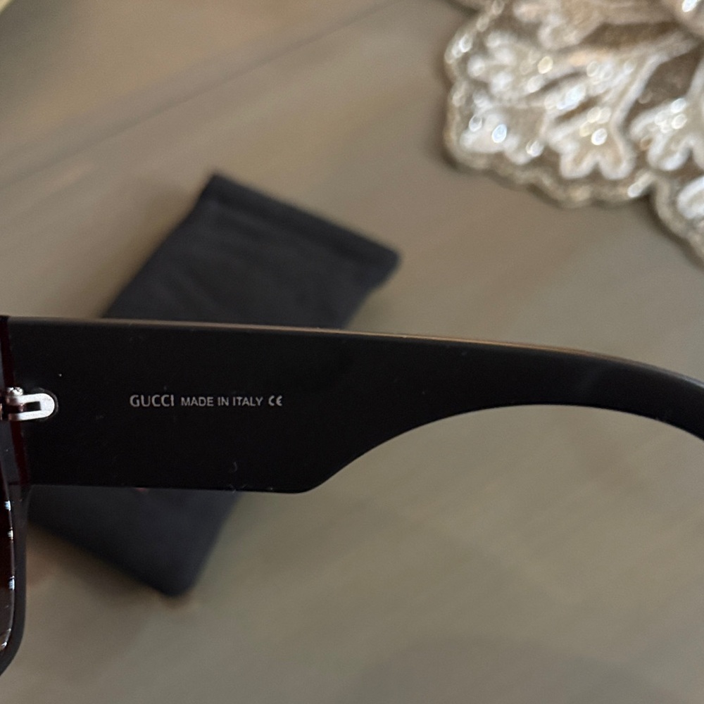 Copy, Gucci Black Sunglasses with Floral Accents - Picture 4 of 7